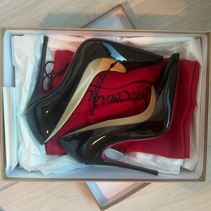 Like new Christian Louboutin Patent black pumps